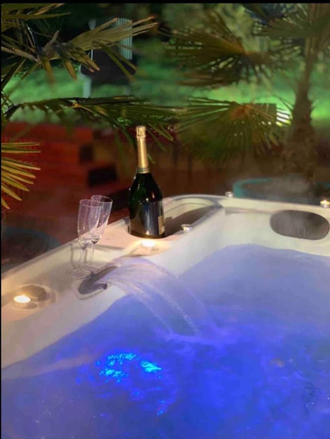 Appartamento Le Jacuzzi De Marie Tourcoing Esterno foto